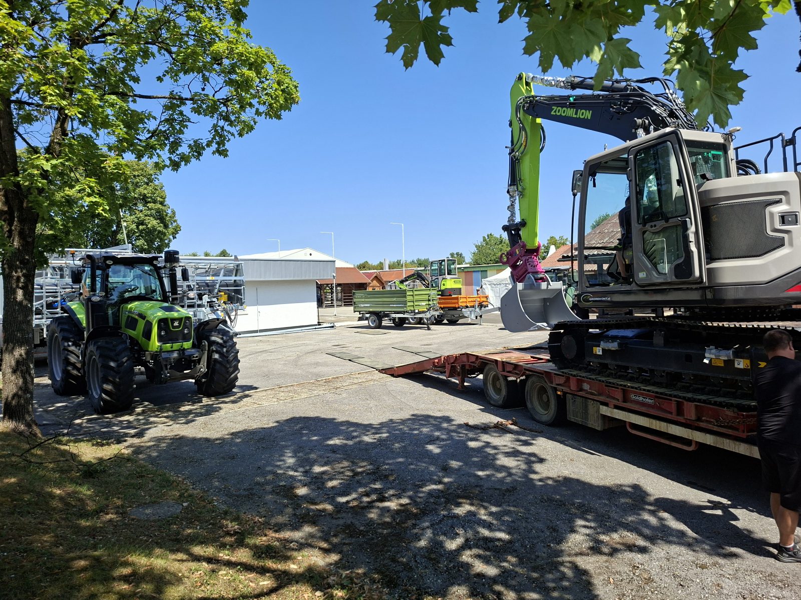 Dostava opreme na sejmišče v zadnjih dneh pred odprtjem