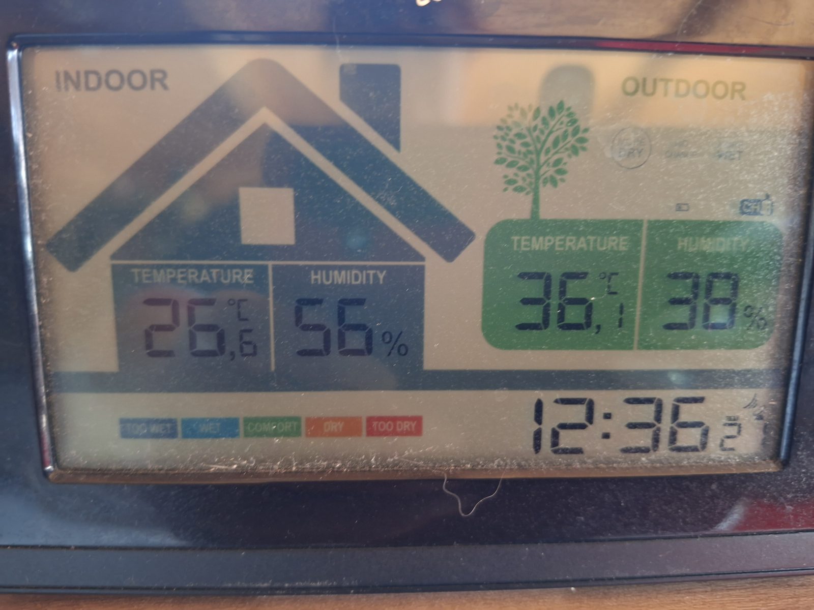 Termometer kaže 36,1 stopinj Celzija zunanje temperature